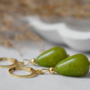 Ohrringe Jadegrün Gold, olivgrün Perlen Creolen Ohrringe, Olivine Ohrringe, Ohrringe Tropfen Grün, Edelstein Huggie, Kug Bild 3