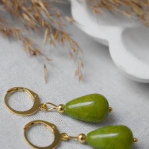 Ohrringe Jadegrün Gold, olivgrün Perlen Creolen Ohrringe, Olivine Ohrringe, Ohrringe Tropfen Grün, Edelstein Huggie, Kug Bild 4