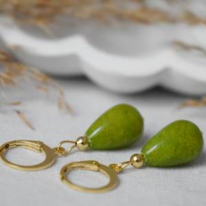 Ohrringe Jadegrün Gold, olivgrün Perlen Creolen Ohrringe, Olivine Ohrringe, Ohrringe Tropfen Grün, Edelstein Huggie, Kug Bild 6