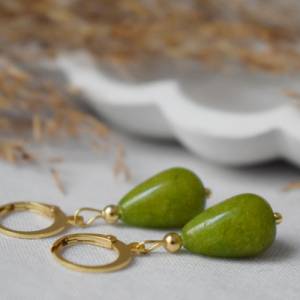 Ohrringe Jadegrün Gold, olivgrün Perlen Creolen Ohrringe, Olivine Ohrringe, Ohrringe Tropfen Grün, Edelstein Huggie, Kug Bild 8
