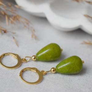 Ohrringe Jadegrün Gold, olivgrün Perlen Creolen Ohrringe, Olivine Ohrringe, Ohrringe Tropfen Grün, Edelstein Huggie, Kug Bild 9