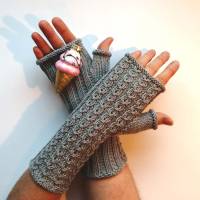 Stulpen Größe S/M fingerlose Handschuhe mit Daumen und hübschen Muster aus weicher Naturwolle gestrickt Bild 1