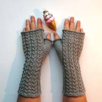Stulpen Größe S/M fingerlose Handschuhe mit Daumen und hübschen Muster aus weicher Naturwolle gestrickt Bild 2