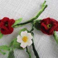 Filzblumengirlande mit Mohnblumen in rot und weißen Margeriten Bild 4