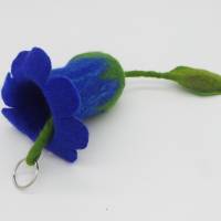 Schlüsseltasche blau - Blume aus Filz, handgearbeitete Schlüsselblume für Blumenfreunde, Filzblüte für Gartenliebhaber Bild 1