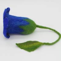 Schlüsseltasche blau - Blume aus Filz, handgearbeitete Schlüsselblume für Blumenfreunde, Filzblüte für Gartenliebhaber Bild 2
