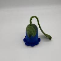 Schlüsseltasche blau - Blume aus Filz, handgearbeitete Schlüsselblume für Blumenfreunde, Filzblüte für Gartenliebhaber Bild 3