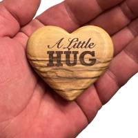 Handschmeichler Herz A Little HUG aus Olivenholz personalisierbar Bild 1