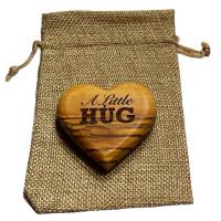 Handschmeichler Herz A Little HUG aus Olivenholz personalisierbar Bild 2
