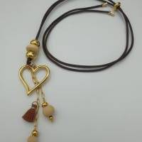 Lange Leder-Halskette in braun-creme-gold mit Herz, Holzperlen und Schiebeverschluss. Bild 1