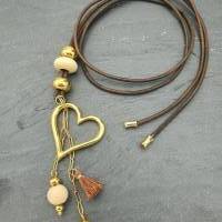 Lange Leder-Halskette in braun-creme-gold mit Herz, Holzperlen und Schiebeverschluss. Bild 2