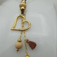 Lange Leder-Halskette in braun-creme-gold mit Herz, Holzperlen und Schiebeverschluss. Bild 3