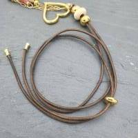 Lange Leder-Halskette in braun-creme-gold mit Herz, Holzperlen und Schiebeverschluss. Bild 4