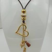 Lange Leder-Halskette in braun-creme-gold mit Herz, Holzperlen und Schiebeverschluss. Bild 5