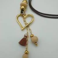 Lange Leder-Halskette in braun-creme-gold mit Herz, Holzperlen und Schiebeverschluss. Bild 6