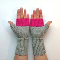 Stulpen Größe S/M fingerlose Handschuhe mit Daumen in hellem Grau und Pink gestrickt Bild 1