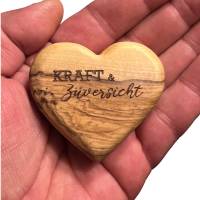 Handschmeichler Herz KRAFT & Zuversicht aus Olivenholz personalisierbar Bild 1