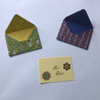 Briefumschläge klein mit Muster, 5 Stück, Mini-Kuverts 9 cm x 6,5 cm, grün-gelb mit Blümchen, blau-rot Bild 1