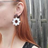 weiße Blumen Ohrringe, große Ohrringe, Statementohrringe aus Polymer Clay Bild 4