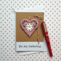 Grußkarte Valentinstag Herzensmensch Herz mit Blümchen gehäkelt mit Wunschtext Bild 1