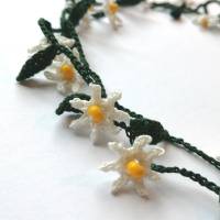 zweireihige Halskette mit zarten Gänseblümchen aus Baumwolle sehr fein gehäkelt mit Ring-Knebelverschluss Bild 1