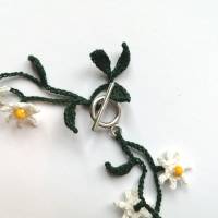 zweireihige Halskette mit zarten Gänseblümchen aus Baumwolle sehr fein gehäkelt mit Ring-Knebelverschluss Bild 2