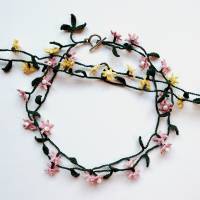 zweireihige Halskette mit zarten Gänseblümchen aus Baumwolle sehr fein gehäkelt mit Ring-Knebelverschluss Bild 5