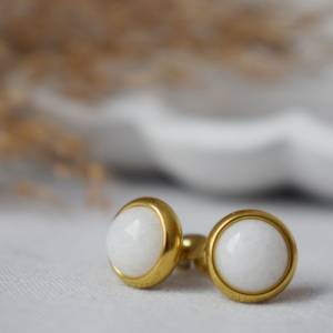 Ohrstecker weiße Jade Gold, kleine runde Edelstein Ohrringe, 8mm, weißer Stein, minimalistische Ohrstecker, Jade Schmuck Bild 1