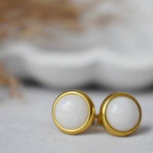 Ohrstecker weiße Jade Gold, kleine runde Edelstein Ohrringe, 8mm, weißer Stein, minimalistische Ohrstecker, Jade Schmuck Bild 2