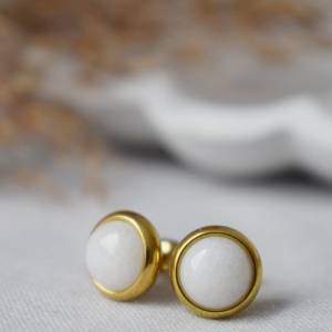 Ohrstecker weiße Jade Gold, kleine runde Edelstein Ohrringe, 8mm, weißer Stein, minimalistische Ohrstecker, Jade Schmuck Bild 4
