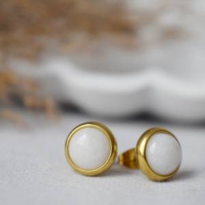 Ohrstecker weiße Jade Gold, kleine runde Edelstein Ohrringe, 8mm, weißer Stein, minimalistische Ohrstecker, Jade Schmuck Bild 5