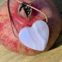 Herz aus  zart-rosa Manganocalcit, mit einer feinen Ziegenlederkette Bild 1