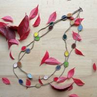 zweireihige Halskette mit Blättern so bunt wie das Herbstlaub aus Baumwolle sehr fein gehäkelt mit Ring-Knebelverschluss Bild 2