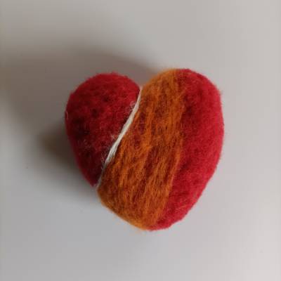 Herz aus Styropor Nadel gefilzt groß rot-orange-weiß