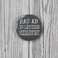 ⇛ Cooler Button FLASCHENÖFFNER ⇚ Ø 58mm Lästiger Sozialkontakt Geschenkidee Party Feiern Bier Geschenk Geschenkidee Bild 1