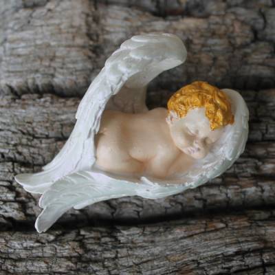 Babyfigur, in Engelsflügel gehüllt, handbemalt