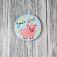 ⇛ Cooler Button FLASCHENÖFFNER ⇚ Ø 58mm Schwein Schweinchen 1 Glücksschweinchen Geschenkidee Party Geschenk Geschenkidee Bild 1