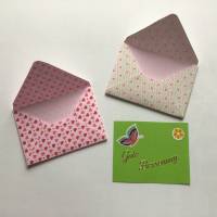 Briefumschläge klein mit Muster, 5 Stück, Mini-Kuverts 9 cm x 6,5 cm, grün-rosa gemustert, rosa-rot mit Herzen Bild 1