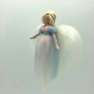 kleiner Pastellfarbener Schutzengel, Engel aus Märchenwolle, Filzfee, Waldorf, Engelchen gefilzt Bild 4