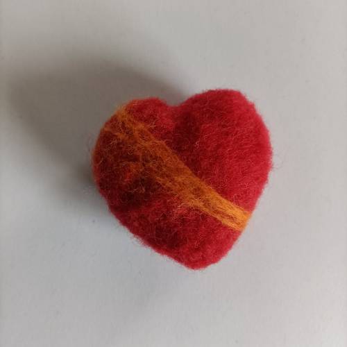 Herz aus Styropor Nadel gefilzt klein rot-orange