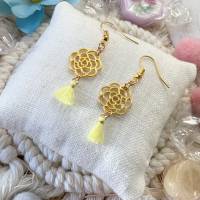 La Fleur II - Goldfarbene Ohrringe mit Blume und gelber Mini-Quaste Bild 3