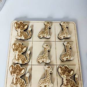 Tic Tac Toe Spiel "Giraffe & Leopard" aus Holz | Brettspiel mit süßen Tier Figuren | Holzspiele für Familie | Ge Bild 3