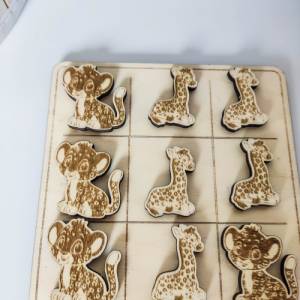 Tic Tac Toe Spiel "Giraffe & Leopard" aus Holz | Brettspiel mit süßen Tier Figuren | Holzspiele für Familie | Ge Bild 4
