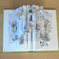 gefaltetes Buch - aufgeschlagenes Buch mit Minipapierblumen // Buchkunst // Dekoration // Geschenk // Papierblumen Bild 1