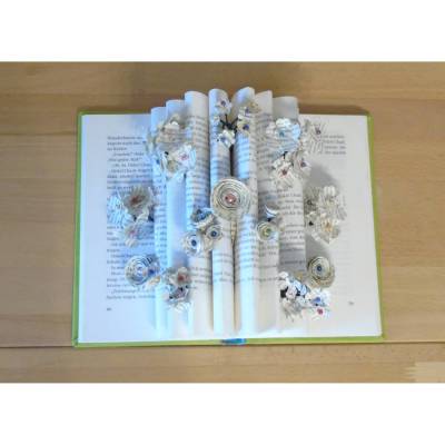 gefaltetes Buch - aufgeschlagenes Buch mit Minipapierblumen // Buchkunst // Dekoration // Geschenk // Papierblumen