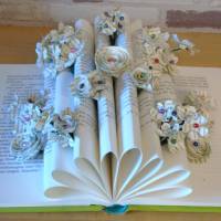 gefaltetes Buch - aufgeschlagenes Buch mit Minipapierblumen // Buchkunst // Dekoration // Geschenk // Papierblumen Bild 2