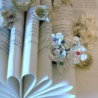 gefaltetes Buch - aufgeschlagenes Buch mit Minipapierblumen // Buchkunst // Dekoration // Geschenk // Papierblumen Bild 3