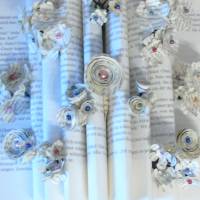gefaltetes Buch - aufgeschlagenes Buch mit Minipapierblumen // Buchkunst // Dekoration // Geschenk // Papierblumen Bild 6