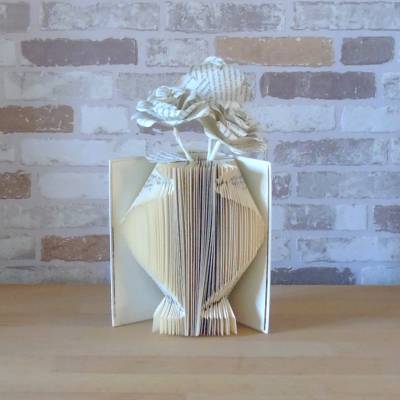 gefaltetes Buch - kleine Vase mit drei Rosen // Buchkunst // Dekoration // Papierblumen // Buchvase
