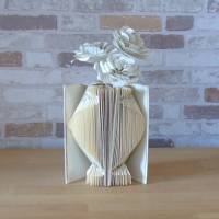 gefaltetes Buch - kleine Vase mit drei Rosen // Buchkunst // Dekoration // Papierblumen // Buchvase Bild 2